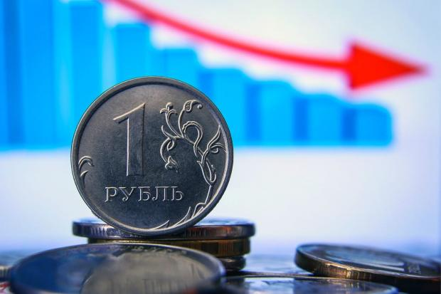 Рубль в пятницу отяготился фактором уикенда и сессионным падением нефти